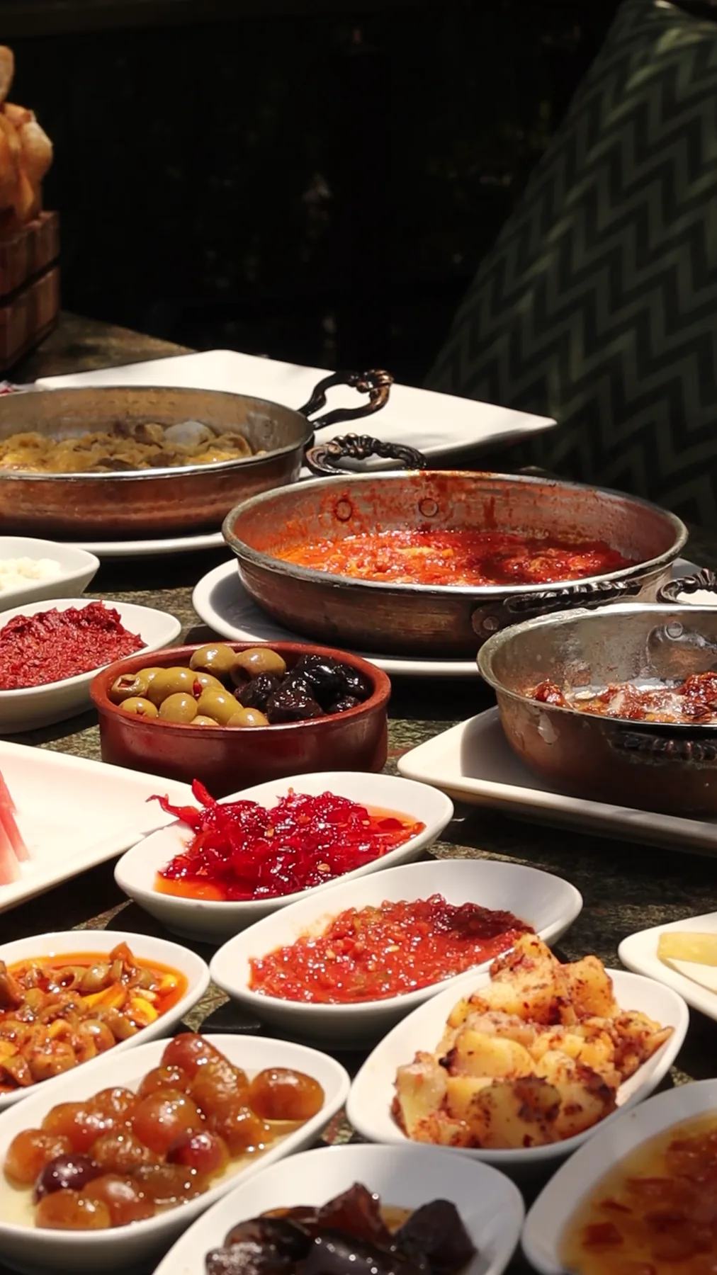Aksu Kafe sınırsız serpme kahvaltı sofrası